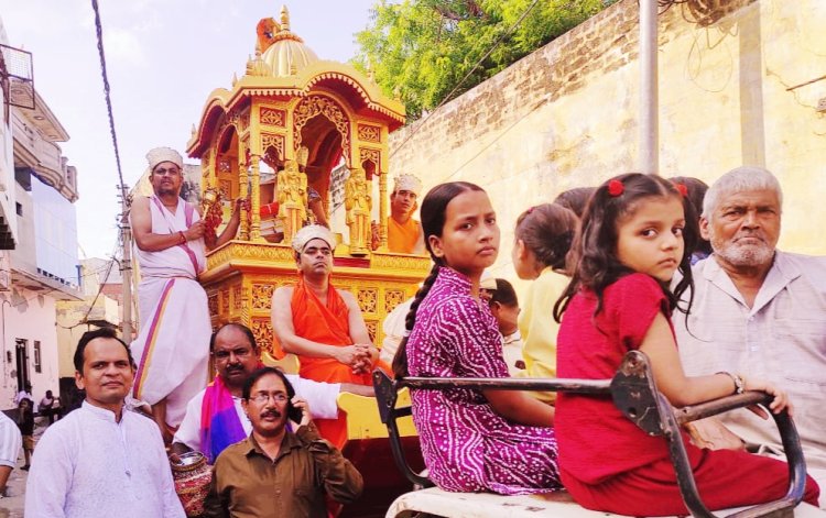 बागपत के सिसाना में हजारों साल पुराने जैन मन्दिर में निकाली वार्षिक रथयात्रा