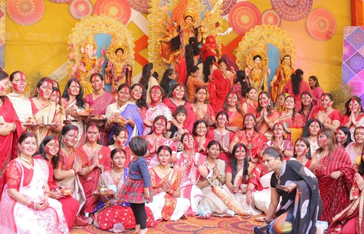 गुलशन बेलिना सोसायटी में धूमधाम से मनाया गया शारदीय नवरात्र और दुर्गा पूजा, महिलाओं ने किया सिंदूर खेला