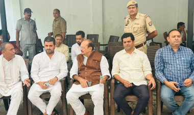 ध्यान सिंह भाटी को श्रद्धांजलि देने पहुंचे पूर्व मंत्री डीपी यादव