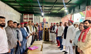 सपा नोएडा महानगर ने मनाया संविधान दिवस: लिया संविधान की रक्षा का संकल्प