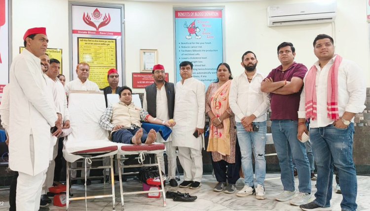 सपा प्रवक्ता गौरव चाचरा ने नेता जी की जयंती पर रक्त दान किया