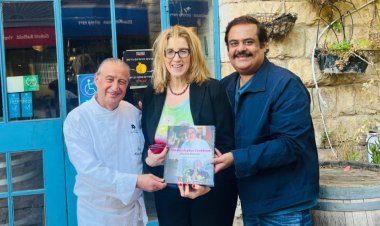 'फौदा’ अभिनेता त्सही हलेवी ने इजराइल में निर्माता राहुल मित्रा के लिए शाहरुख खान का गाना ‘तुझे देखा तो' गाया