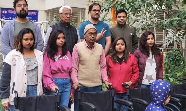 इकोविलेज-1 K-1 टावर निवासी पंचम वर्मा ने 12 व्हील चेयर सोसाइटी के सेवा हेतु सुपुर्द किया