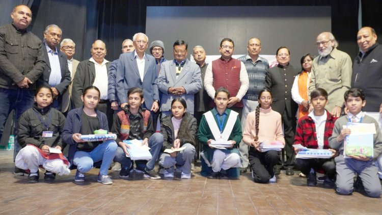 विक्रम सेठी ने नोएडा के साधनहीन विद्यार्थियों को भव्य समारोह में दिलाई शिक्षण सामग्री व छात्रवृति