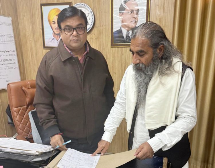 दिल्ली जल बोर्ड की लापरवाही के चलते पीने के पानी के लिए तरस रहे है पालम के लोग