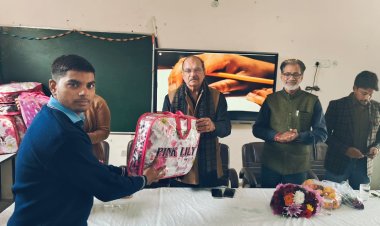 पूर्व मंत्री डीपी यादव ने जरूरतमंद बच्चों को किए कंबल वितरित