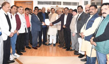 उत्तर प्रदेश उद्योग व्यापार मंडल में प्रधानमंत्री के नाम स्थानीय सांसद को दिया ज्ञापन
