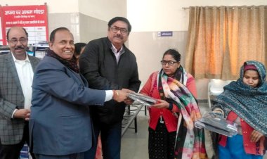 अपना घर आश्रम में श्री राम मित्र मंडल संस्था ने गर्म वस्त्रो का किया वितरण