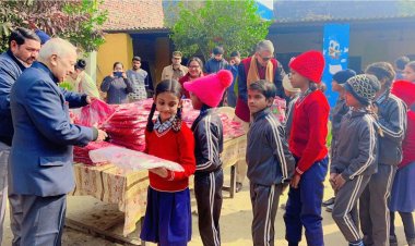 नोएडा लोक मंच ने 'स्प्रेडिंग द वॉर्मथ' परियोजना के तहत विद्यार्थियों को किए स्वेटर वितरण