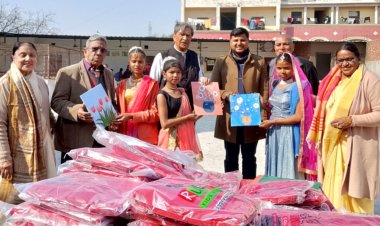 नोएडा लोकमंच ने 'स्प्रेडिंग द वॉर्मथ' अभियान के तहत किए 400 स्वेटर वितरित