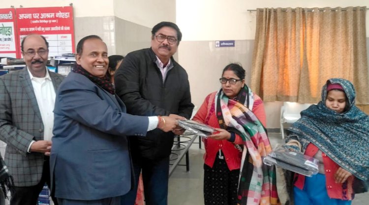 अपना घर आश्रम में श्री राम मित्र मंडल संस्था ने गर्म वस्त्रो का किया वितरण