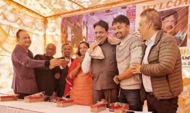 नोएडा के उद्यमी पवन सिंघल को उपराष्ट्रपति एवं मुख्यमंत्री ने 'उद्यमिता प्रथम पुरस्कार' से किया सम्मानित