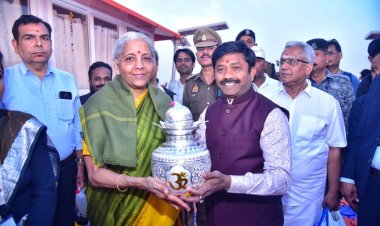 केंद्रीय वित्त मंत्री निर्मला सीतारमण पहुंची प्रयागराज