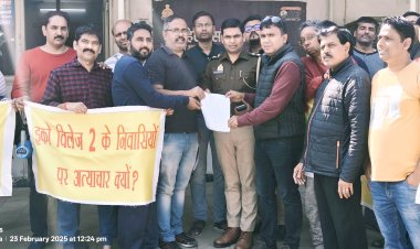 आईआरपी के ख़िलाफ़ फूटा इको विलेज-2 निवासियों का गुस्सा, नारेबाज़ी करते थाने पहुंचकर दी शिकायत