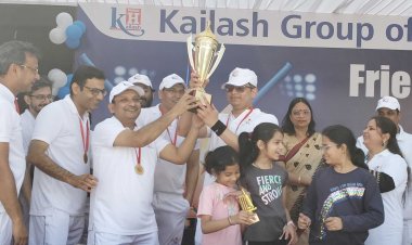 क्रिकेट फ्रेंडशिप मैच विजयी टीम को डॉ. उमा शर्मा ने पुरस्कृत किया
