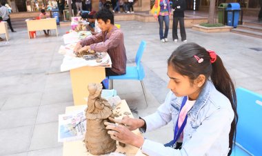 एमिटी उत्सव 2025 के तृतीय दिन वन एक्ट प्ले और लोक गीत एकल प्रतियोगिता का आयोजन