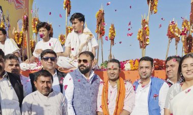 120 पवित्र त्रिशूलों के 4 विशाल भव्य वाहनों के साथ यात्रा में चल रहा 200 से अधिक गाड़ियों का हुजूम