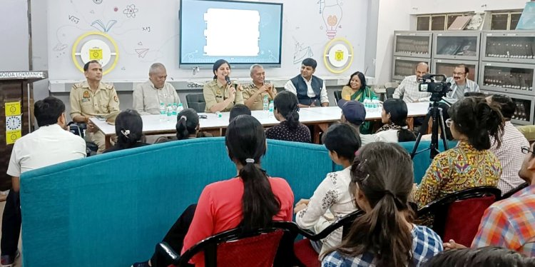 नोएडा पब्लिक लाइब्रेरी में छात्रों के लिए साइबर सुरक्षा जागरूकता सत्र हुआ आयोजित