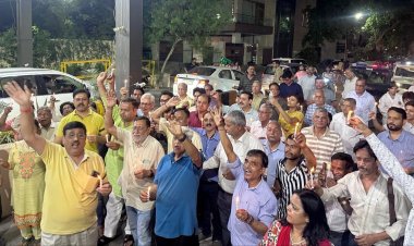 आरडवल्यूए-56 के आह्वान पर पहलगांव में आतँकवादी हमले मे मारे गये हिंदुओ की आत्मा की शांति के लिए निकाला गया कैंडल मार्च