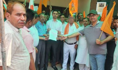 पर्यटकों की जघन्य हत्या के विरोध में व्यापारियों ने किया जोरदार प्रदर्शन