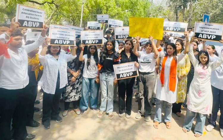 दिल्ली विश्वविद्यालय की छात्र-विरोधी व लापरवाह नीतियों के खिलाफ़ अभाविप का विशाल प्रदर्शन