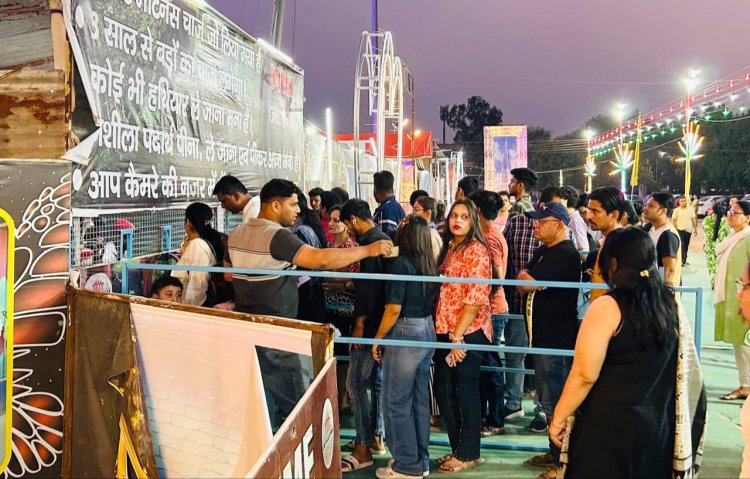 नोएडा स्टेडियम में लगे जंगल बुक दुबई थीम कार्निवल में उमड़ रही भीड़