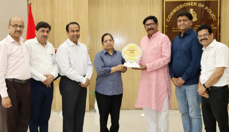 विश्व जैन संगठन नोएडा के प्रतिनिधिमंडल ने की पुलिस कमिश्नर से शिष्टाचार भेंट
