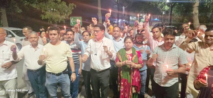 आतंकवादियों द्वारा मारे गए हिंदू परिवार के विरोध में निकाला कैंडल मार्च