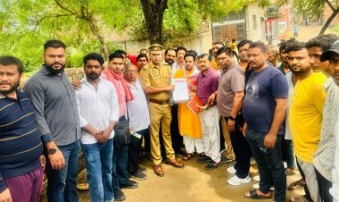 डूब क्षेत्र में मानकों के विपरीत भवन का निर्माण के संबंध में सौंपा ज्ञापन