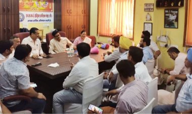 राज्य वस्तु एवम् सेवा कर विभाग नोएडा के अधिकारियों ने उद्यमियों के साथ मिलकर चलाया जागरूकता अभियान