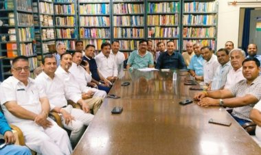 नोएडा प्राधिकरण की अनदेखी से आरडब्ल्यूए पदाधिकारियों में रोष