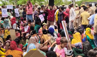 गौतम बुद्ध नगर के ग्रेटर नोएडा में बिजली समस्या को लेकर हुआ विशाल प्रदर्शन