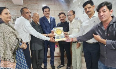 हिंदी पत्रकारिता दिवस के उपलक्ष्य में संगोष्ठी का हुआ आयोजन, पत्रकारों को किया गया सम्मानित