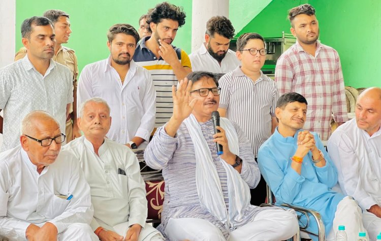 भट्टा पारसौल और क्षेत्र के किसानों का फूटा गुस्सा, जेवर विधायक को तलब करते हुए शीघ्र समस्याओं का निस्तारण कराए जाने को कहा