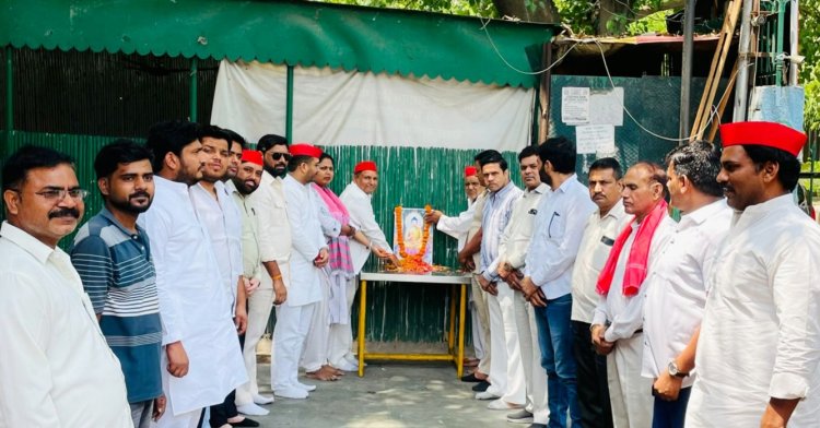 बुद्ध पूर्णिमा पर सपा नोएडा महानगर ने धूमधाम से मनाई भगवान बुद्ध की जयंती
