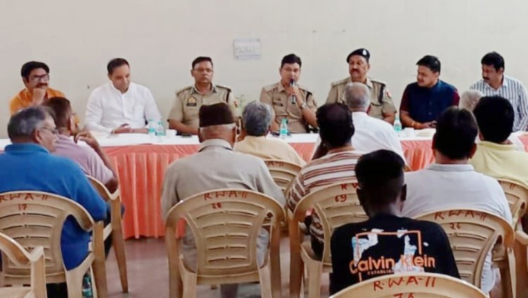 सेक्टर 11 की समस्याओं को लेकर पुलिस अधिकारियों के साथ की बैठक