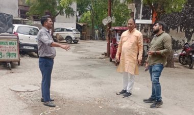 नोएडा प्राधिकरण के अधिकारियों ने ख़राब रोड व नाली का किया मौक़ा मुआयना 