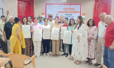 स्वच्छता प्रकोष्ठ, नोएडा प्राधिकरण और AVRWA द्वारा योग दिवस पर वेलनेस प्रोफेशनल्स को किया गया सम्मानित