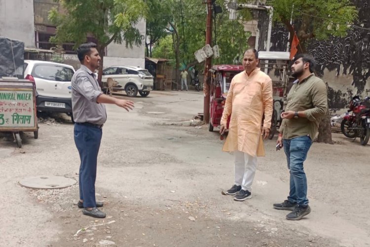 नोएडा प्राधिकरण के अधिकारियों ने ख़राब रोड व नाली का किया मौक़ा मुआयना 