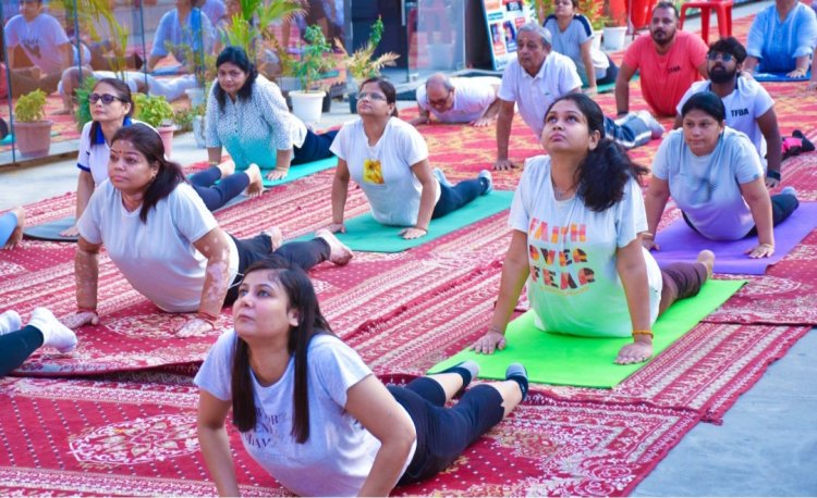 दिनेश इंटरनेशनल स्कूल परिसर में मनाया गया योग दिवस