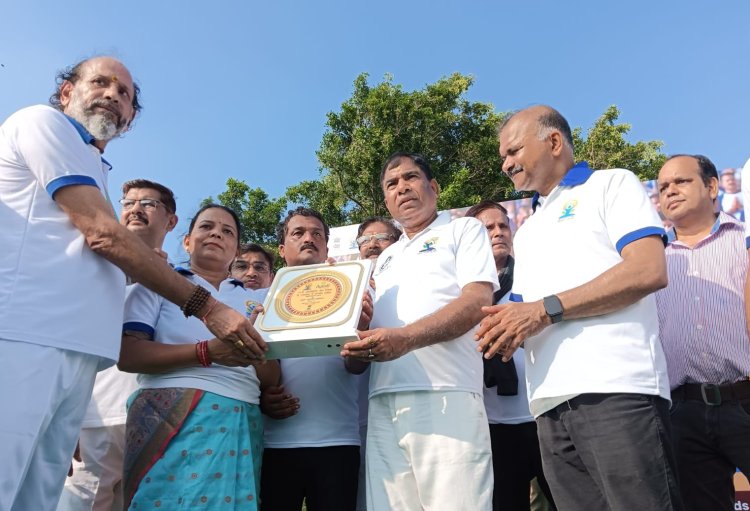 योग दिवस पर आयुष नेचुरोपैथी फाउंडेशन का भव्य आयोजन: सांसद, विधायक, और हज़ारों योग साधकों ने किया सहभाग