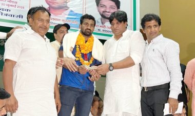 भारत का गौरव पहलवान राजेश भाटी को डेढ़ लाख देकर कुश्ती संघ के अध्यक्ष ने किया किया सम्मानित