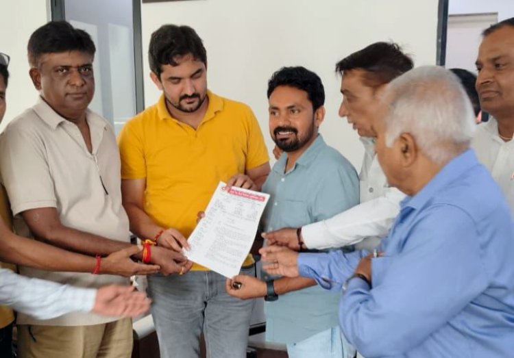 नोएडा टेंट डीलर्स वेलफेयर एसोसिएशन ने डीएम, विधायक, सांसद को सौंपा ज्ञापन