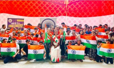 78वें स्वतंत्रता दिवस पर तिरंगे से लिपटी भारत माँ