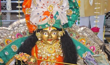 श्री कृष्ण जन्माष्टमी पर लगा भक्तों का तांता, कृष्ण दरबार को फूलों से बंगले की तरह सजाया गया