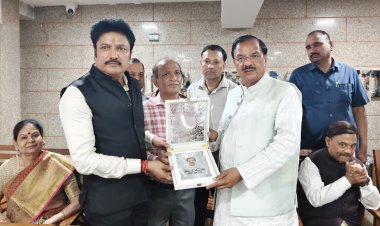 सांसद डॉ महेश शर्मा ने किया फोटो जर्नलिस्ट को सम्मानित