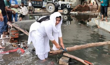 पूर्व पालिका अध्यक्ष रीना भाटी ने  खोड़ा वार्ड 19 में नाव चलाकर जताया विरोध