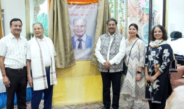समाजसेवी ओम प्रकाश गोयल की जीवन यात्रा पर आधारित पुस्तक का हुआ विमोचन, काटा केक