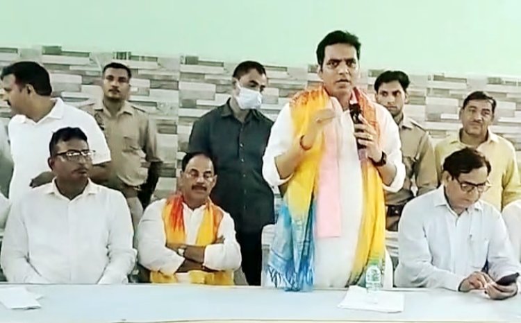 ग्राम रघुनाथपुर की मूलभूत समस्याओं और सुरक्षा संबंधी मुद्दों के समाधान हेतु सौंपा ज्ञापन