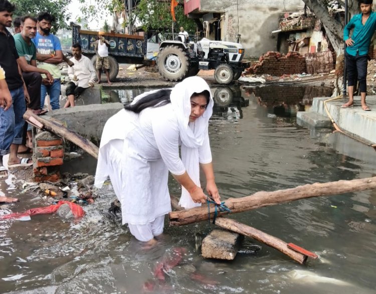 पूर्व पालिका अध्यक्ष रीना भाटी ने  खोड़ा वार्ड 19 में नाव चलाकर जताया विरोध